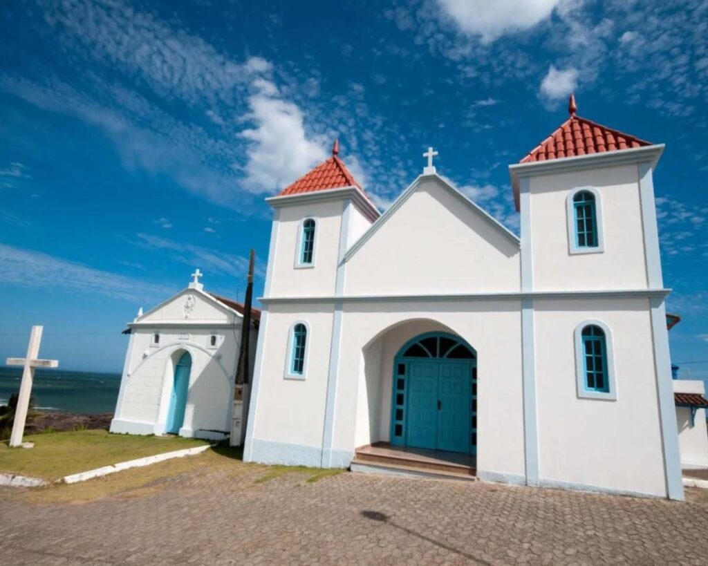 Igreja de Sant'Ana (1619) praia de meaipe - por praias do ES