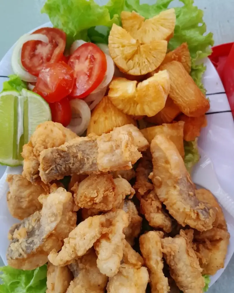 Jangadas-Bar-Guarapari-Tradicao-Sabor-e-Boa-Companhia-na-Praia-de-Guaibura-819x1024