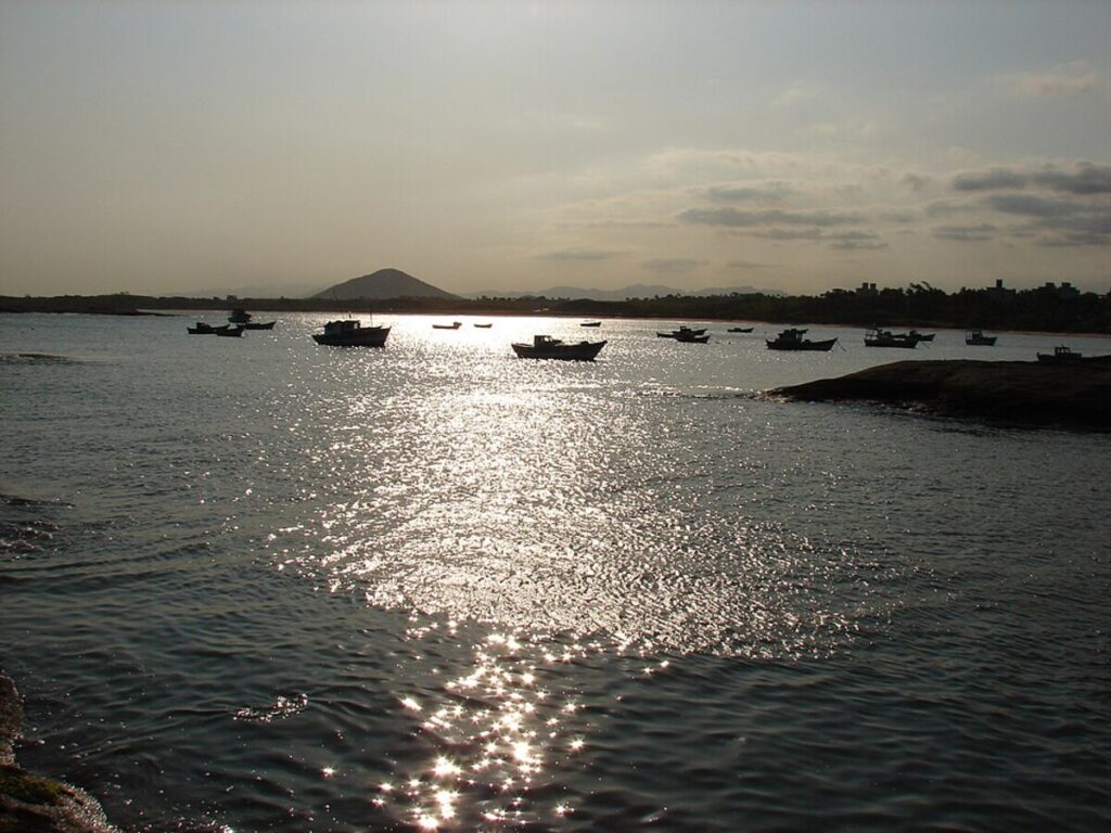 Foto reprodução da praia de meaipe por praias do ES