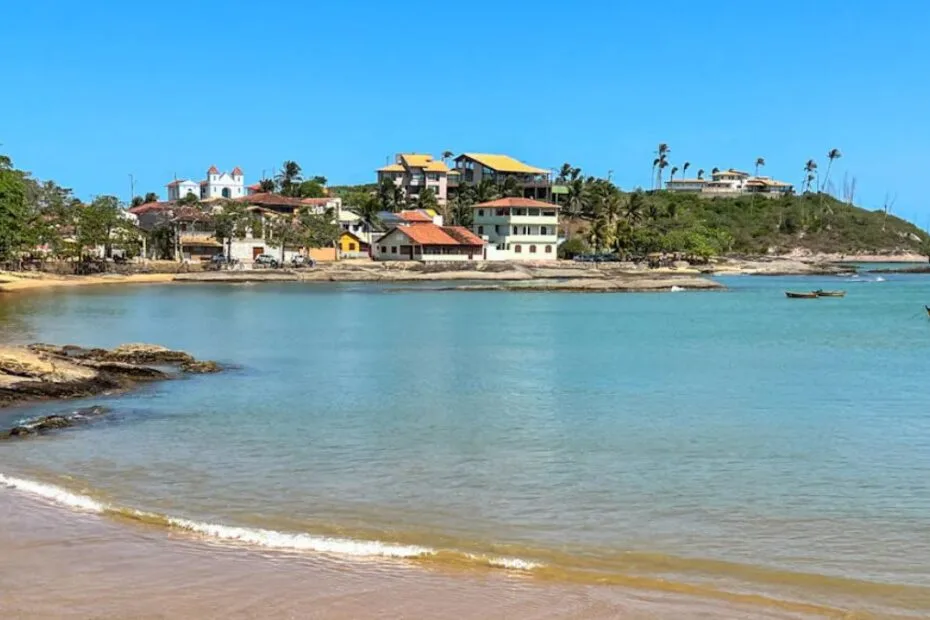 Praias de Guarapari: Vista aérea de uma das praias escondidas e desertas de Guarapari em 2026, revelando os segredos do litoral capixaba