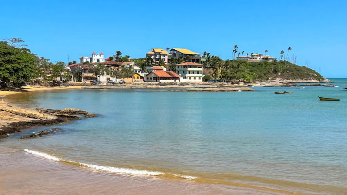 Praias de Guarapari: Vista aérea de uma das praias escondidas e desertas de Guarapari em 2026, revelando os segredos do litoral capixaba